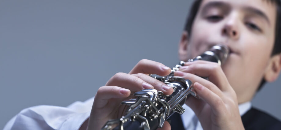 niño-aprende-clarinete